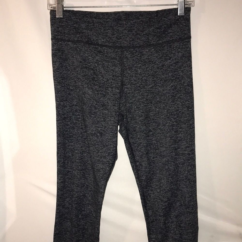 Under‎ Armour Women's Gray Heather All Season Fitted Cropped Leggings Size Small
